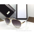 Lelaki Memakai Sunglasses Cat Eye Shaped